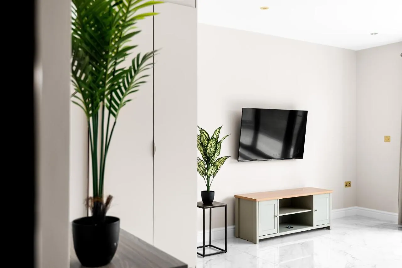 Stylish Sparkling Brand New 3 Bed House Hounslow Storbritannien