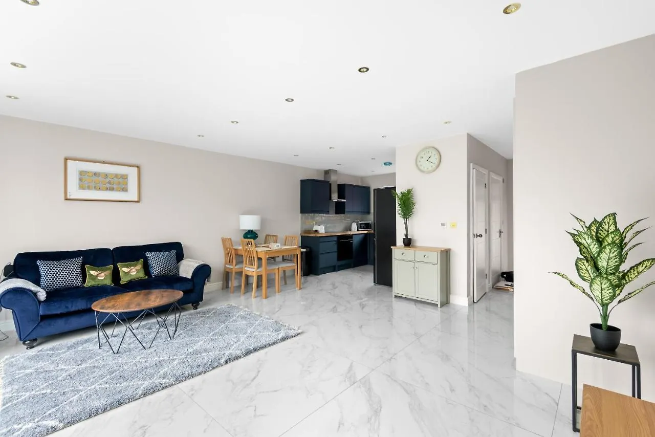 Stylish Sparkling Brand New 3 Bed House Hounslow Storbritannien