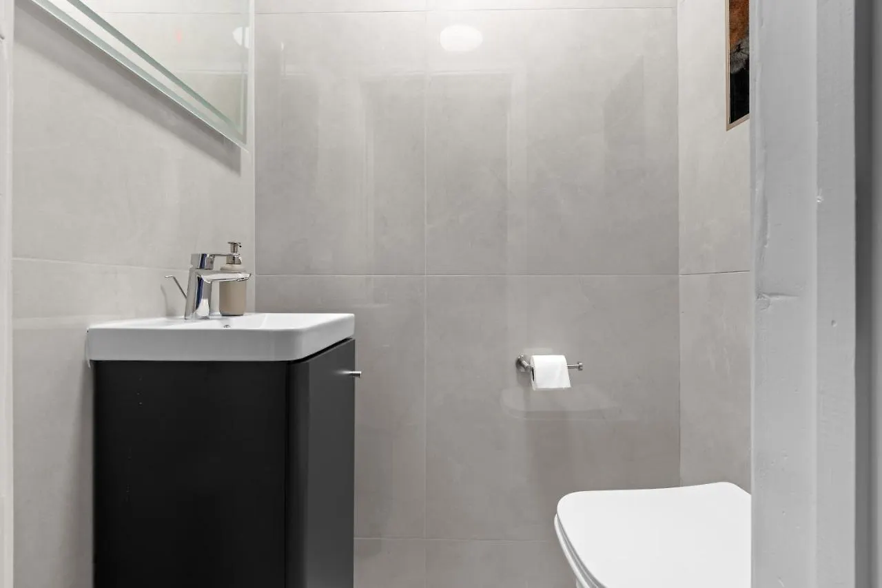 Stylish Sparkling Brand New 3 Bed House Hounslow 0*,  Storbritannien