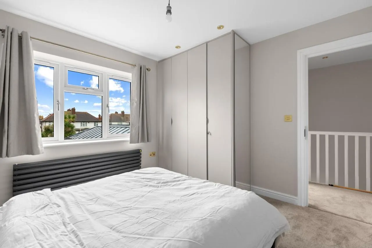 Stylish Sparkling Brand New 3 Bed House Hounslow 0*,  Storbritannien