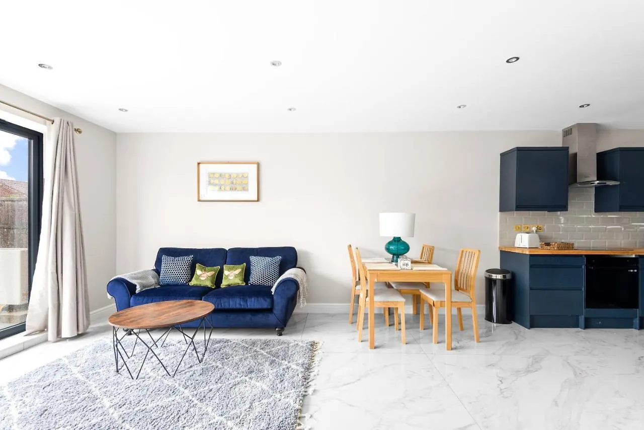 Stylish Sparkling Brand New 3 Bed House Hounslow Semesterbostad