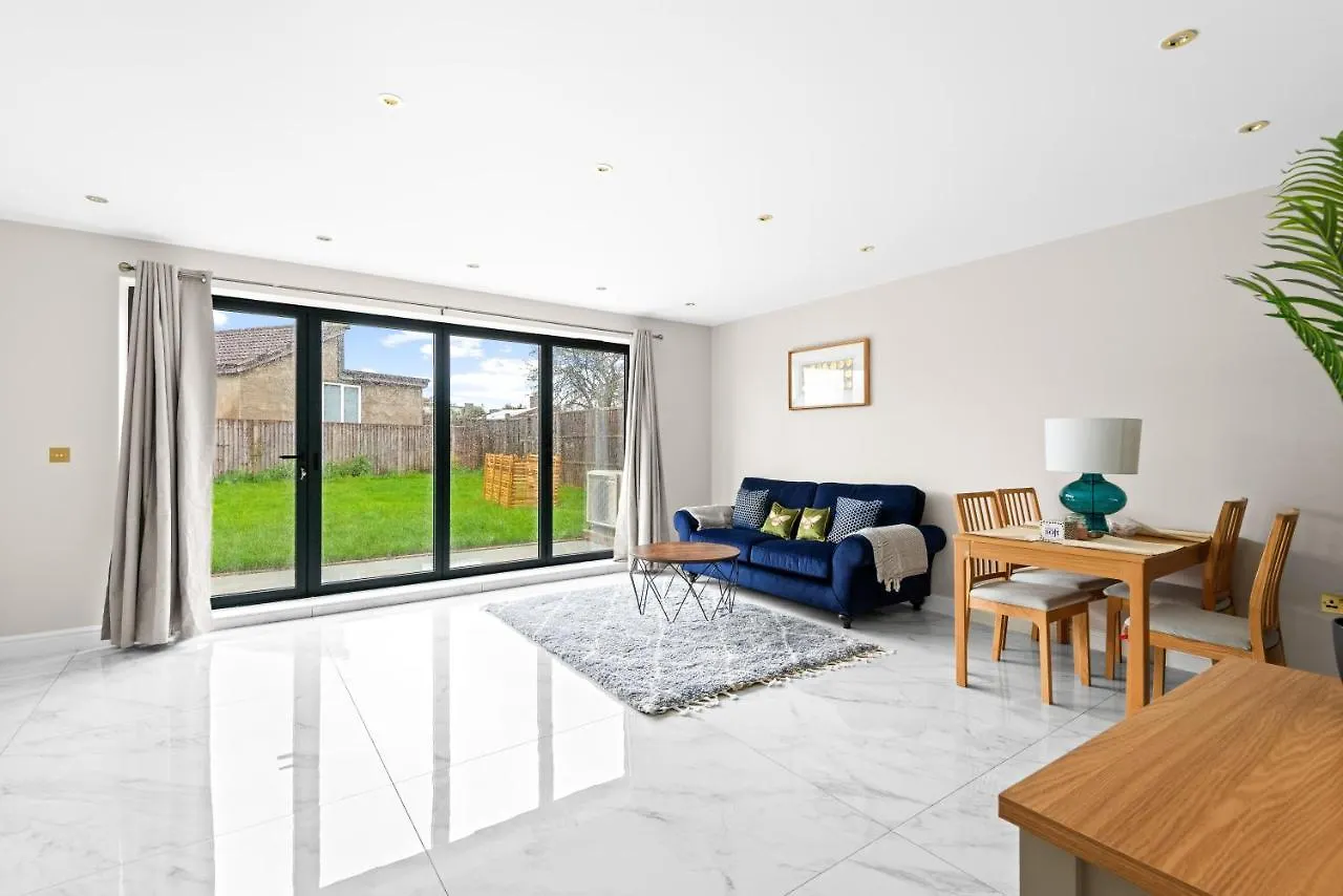Stylish Sparkling Brand New 3 Bed House Hounslow