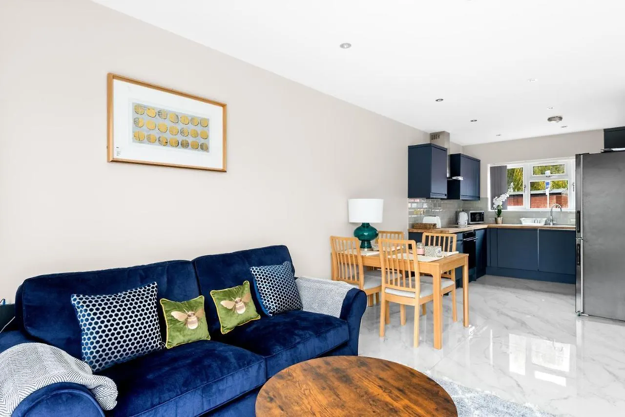 Stylish Sparkling Brand New 3 Bed House Hounslow Semesterbostad