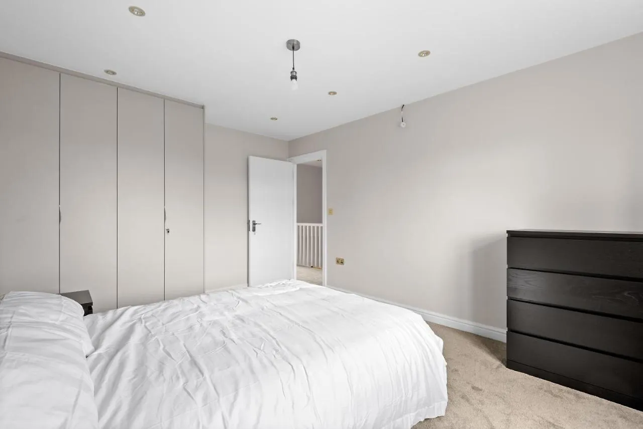 Semesterbostad Stylish Sparkling Brand New 3 Bed House Hounslow Storbritannien