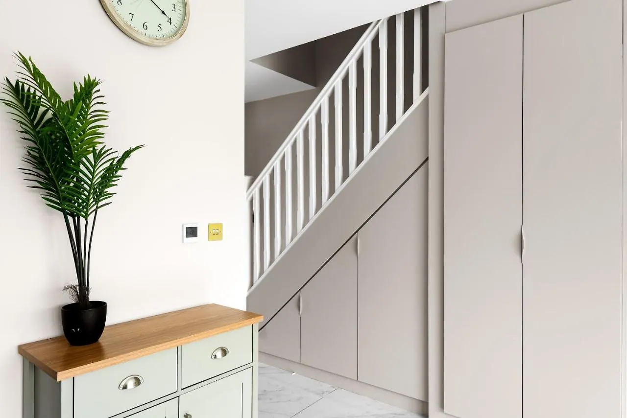 Stylish Sparkling Brand New 3 Bed House Hounslow 0*,  Storbritannien