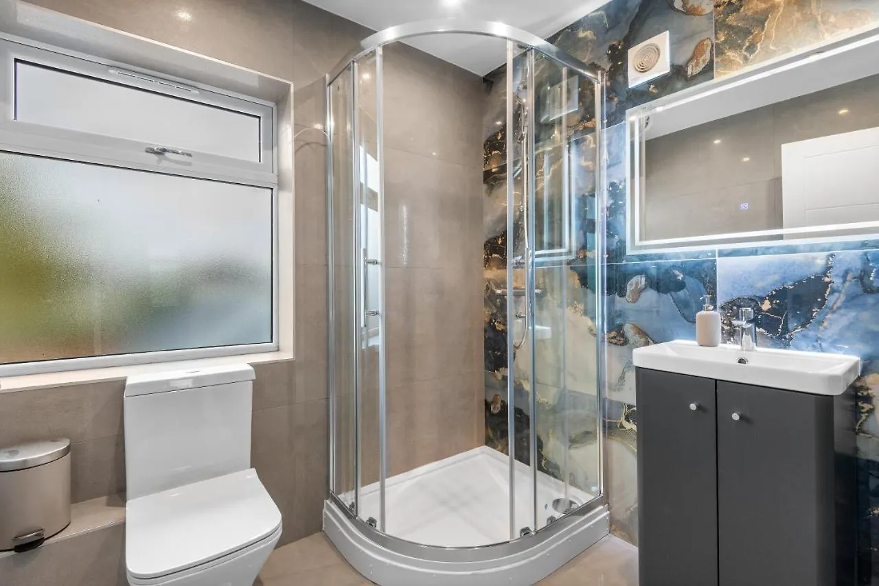 Stylish Sparkling Brand New 3 Bed House Hounslow Semesterbostad
