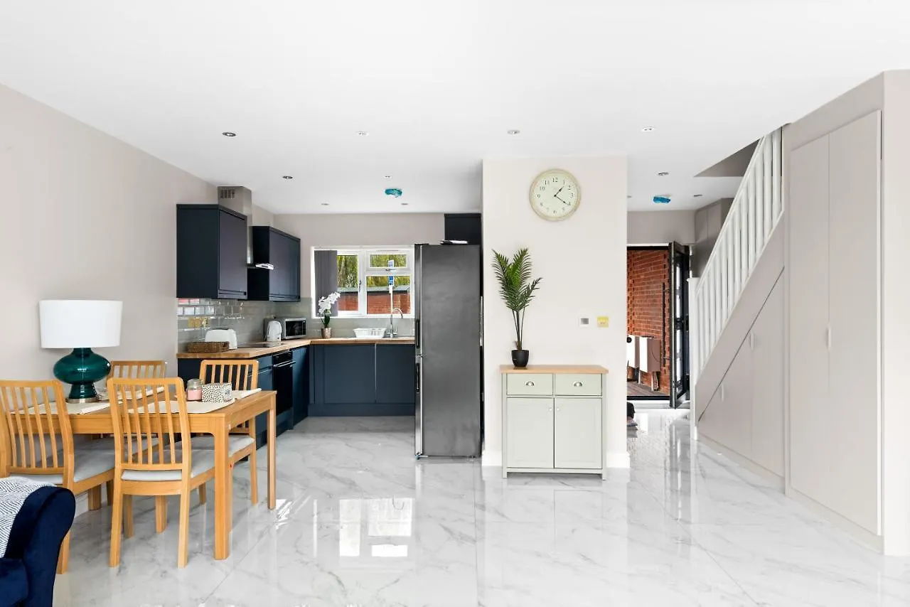 Stylish Sparkling Brand New 3 Bed House Hounslow