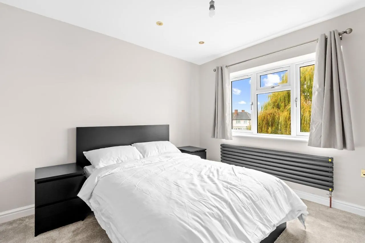 Stylish Sparkling Brand New 3 Bed House Hounslow Semesterbostad